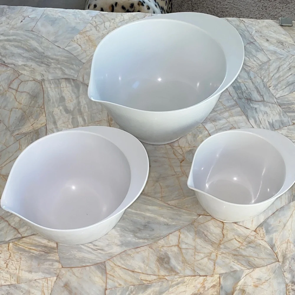 Williams Sonoma White Melamine Nesting Mixing Bowls with Spout Set of 3